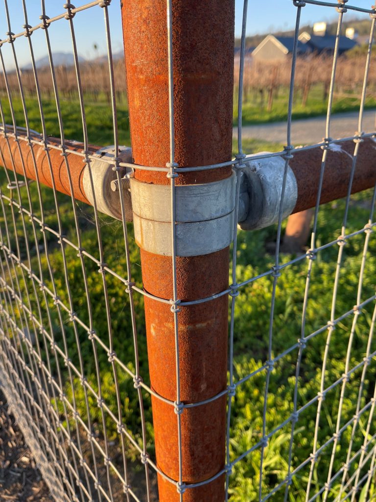 Fencing corner assembly